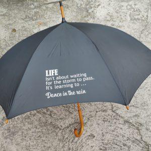 Dežnik z napisom - life