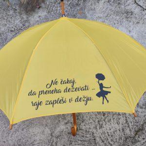 Dežnik z napisom - ne čakaj da preneha deževati